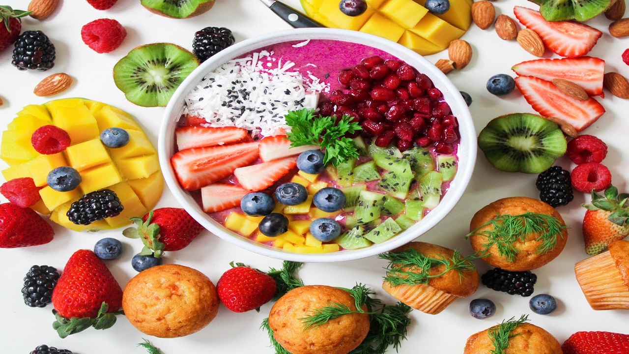 การกินอาหารเพื่อสุขภาพเป็นการเลือกกินอาหารให้หลากหลายและครบ 5 หมู่ในปริมาณที่เหมาะสม ซึ่งจะทำให้ร่างกายได้รับสารอาหารที่เพียงพอ